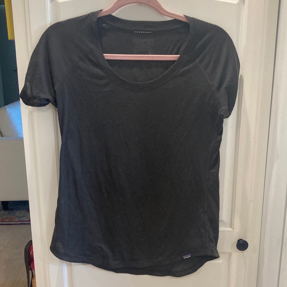 Woman’s Patagonia Capilene Cool Trail Tee black/dark grey size small